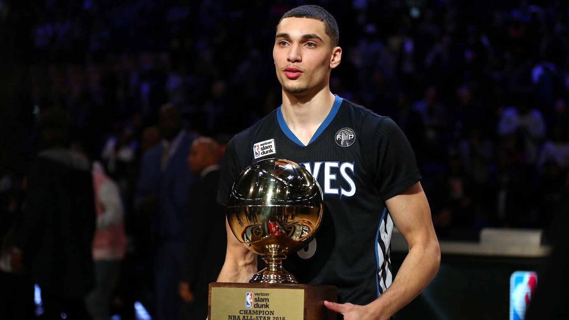 中超激烈对抗!克雷桑推人染黄,引发混战,王秋明遭嘲讽