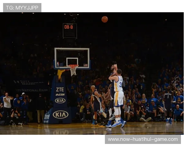 利拉德超远三分命中,密尔沃基看台直接沸腾 利拉德超远三分命中,密尔沃基看台直接沸腾